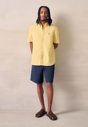 Next, REGULAR FIT - LIGHT WEIGHT OXFORD SHORT SLEEVE SHIRTS . - Vapaa-ajan kauluspaita - yellow embroidered