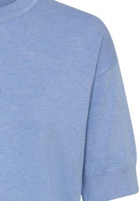 Suéter azul claro de manga corta con cuello redondo, con textura acanalada y un corte holgado. La tela parece suave y ligera.