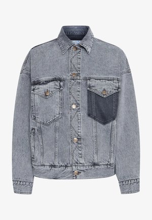 Denim jakna v svetlo sivi barvi z gumbom na sprednji strani, dvema žepoma na prsih in kontrastno temno sivo detajlno žepno obrobo. Ima klasičen ovratnik in dolge rokave.