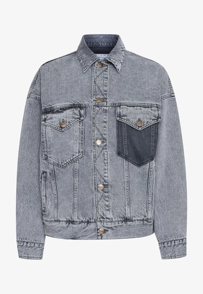 Jeansjack in lichtgrijs met een knoopsluiting aan de voorkant, twee borstzakken en een contrasterende donkergrijze zakdetails. Beschikt over een klassieke kraag en lange mouwen.