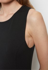 Czarna bezrękawnikowa bluzka wykonana z gładkiego, elastycznego materiału; posiada okrągły dekolt i dopasowany krój; brak widocznych elementów metalowych i wzorów.