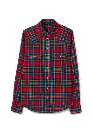Camisa de manga larga a cuadros rojos y verdes con cuello, dos bolsillos en el pecho, botones blancos y un dobladillo curvado, hecha de tela texturizada.