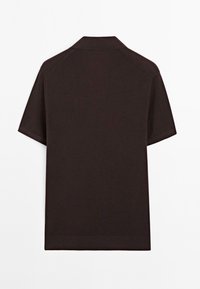 Kortærmet polo-skjorte i mørkebrun, strikket stof, med klassisk krave og ribbet kant, uden synlige mønstre eller detaljer.
