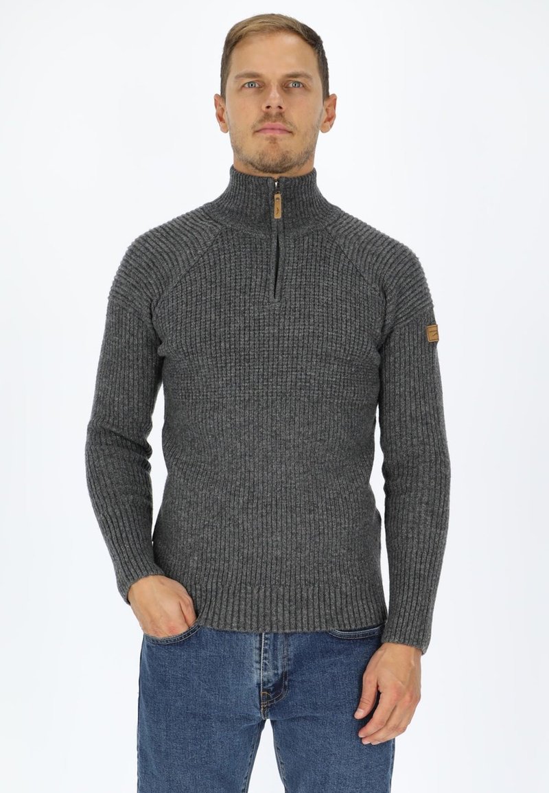 Maglione a coste grigio con collo alto e zip anteriore a metà. Presenta maniche raglan e una piccola patch del marchio sul braccio sinistro.