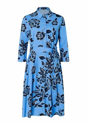 Blaues knielanges Kleid mit schwarz-weißem Blumenmuster, durchgehender Knopfleiste, dreiviertel Ärmeln, Kragen und passendem Stoffgürtel in der Taille.