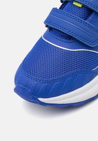 Viking AERY WP UNISEX - Hikingskor - royal/acid green