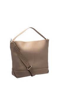 Sac à épaule en cuir beige avec une finition texturée, doté d'une anse supérieure et d'une bandoulière réglable avec des accents de nom de marque embossés.