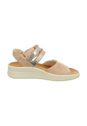 Beige Wildledersandalen mit Keilabsatz und metallisch silbernen Riemen; offenes Zehen-Design und gepolstertes Fußbett; leichte Gummisohle für zusätzlichen Komfort.