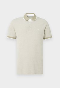Polo beige clair à manches courtes avec col et bordures de manches vert olive, patte de boutonnage à trois boutons et petit logo blanc sur la poitrine.