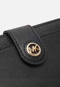 MICHAEL Michael Kors CHARM TAB BIFOLD - Rahakott - black