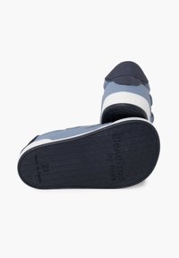 Scarpe per bambini blu e blu scuro con suola in gomma testurizzata e accenti bianchi. Punta arrotondata e design superiore flessibile.