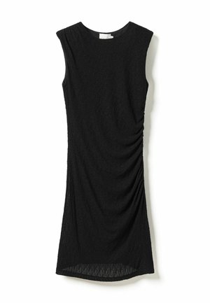 Čierne bezrukávové šaty vyrobené z textúrovanej tkaniny, s nariasením na jednej strane a zaobleným výstrihom. Dĺžka sukne je pod kolenami.
