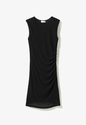 Melna bez Piedurknēm kleita, kas izgatavota no teksturētas auduma, ar savilkumu vienā pusē un noapaļotu kakla izgriezumu. Malas garums ir zem ceļgaliem.