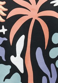 Αφηρημένο μοτίβο με ένα μεγάλο κοραλλί σχήμα φοίνικα στο κέντρο σε μαύρο φόντο, περιβαλλόμενο από παστέλ οργανικά σχήματα σε λευκό, μοβ, μπλε και μπεζ.