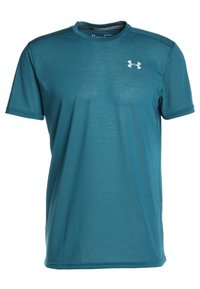 Kortärmad atletisk t-shirt i teal, med ett subtilt randigt mönster, rund halsringning och en vit logotyp på bröstet. Lättviktigt tyg.