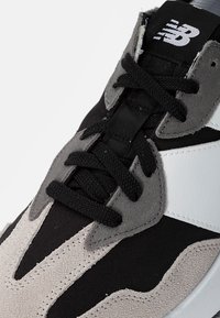 New Balance MS327 UNISEX - Sapatilhas - black