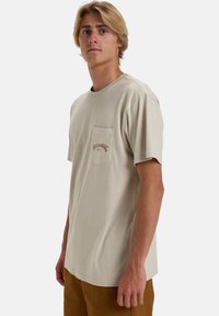 Billabong STACKED ARCH PKT - Triko s potiskem - sgl