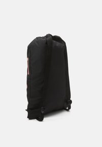 Svart dragsäck med justerbara axelremmar som visas stående upprätt på vit bakgrund.