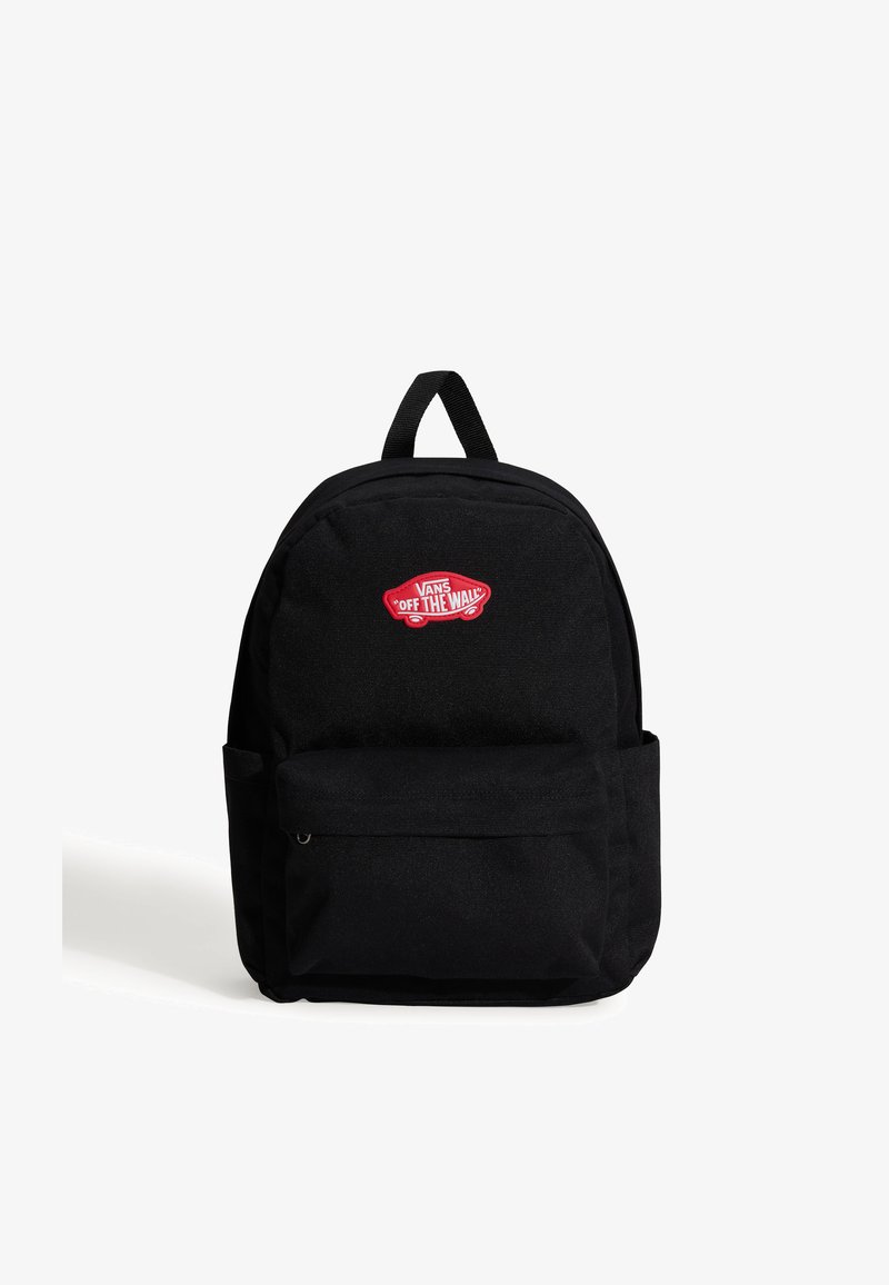 Černý plátěný batoh s kulatým tvarem, přední kapsou a červenou nášivkou s logem "VANS OFF THE WALL". Nastavitelné popruhy nahoře.