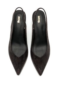 Tacones de slingback de imitación de piel de serpiente marrón con punta afilada, superficie texturizada y plantilla acolchada negra; presentan un tacón pequeño y mínimos adornos.