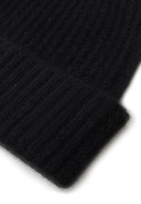 Schwarze gerippte Strickmütze aus weicher Wolle. Mit umgeschlagenem Bund und strukturiertem Oberfläche, die Wärme und Komfort bietet.