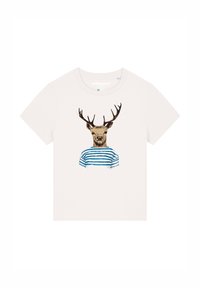 Weißes T-Shirt mit einem Druckdesign eines Hirsches mit Geweihen, der ein blau-weiß gestreiftes Hemd trägt. Kurzärmeliger und Rundhals-Stil.