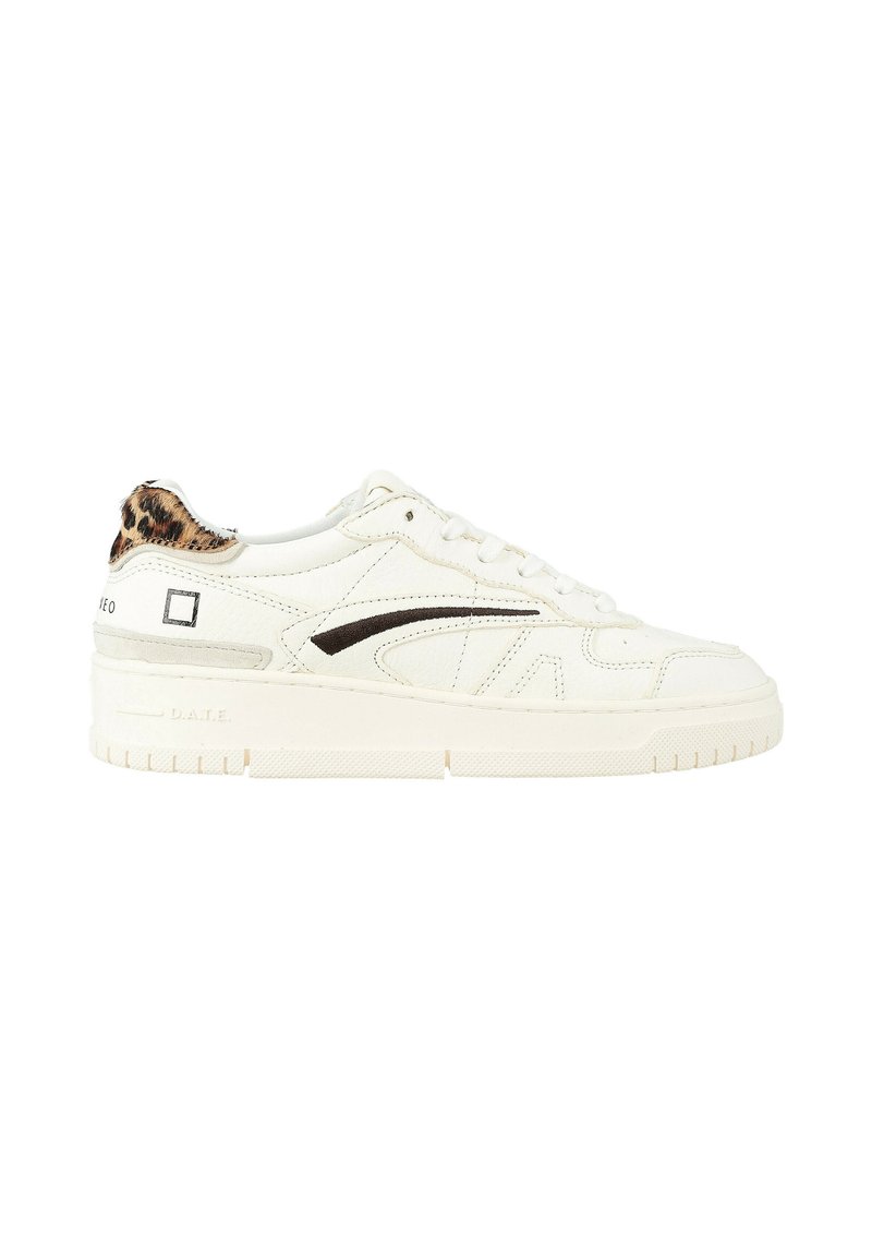 Witte leren sneaker met een textuurafwerking, donkerbruin accent en een leeuwenhuidprint op de achterhiel. Bevat platte veters en een dikke zool.