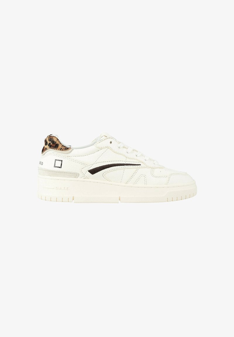 Witte leren sneaker met een textuurafwerking, donkerbruin accent en een leeuwenhuidprint op de achterhiel. Bevat platte veters en een dikke zool.