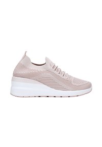 Sneaker rosa chiaro con tomaia in maglia, punta rotonda e lacci elasticizzati. Presenta una suola intermedia bianca e spessa con dettagli testurizzati ai lati.