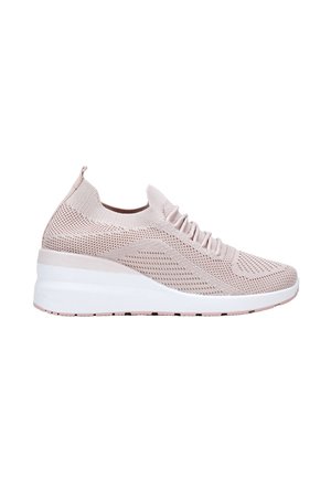 Zapatilla de color rosa claro con parte superior de punto, puntera redonda y cordones elásticos. Presenta una suela intermedia blanca gruesa y acentos texturizados en los laterales.
