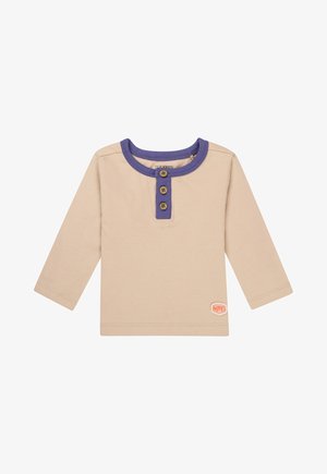 Beige Langarmhemd mit lila Kragen, dreiknopfiger Blende und Logopatch an der Seite. Weiches Baumwollmaterial, lässiges Design.