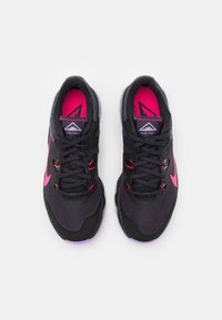 Zwart-grijze sportschoenen met roze accenten, een bovenwerk van mesh, veters en een textuurrijke zool. Voorzien van een driehoekig logo en een merkzool.