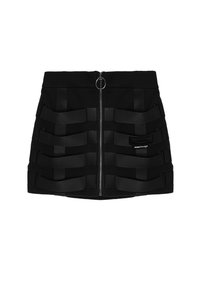 Falda negra con cremallera frontal, tela estructurada con detalles de cintas horizontales y un pequeño bolsillo lateral con etiqueta.