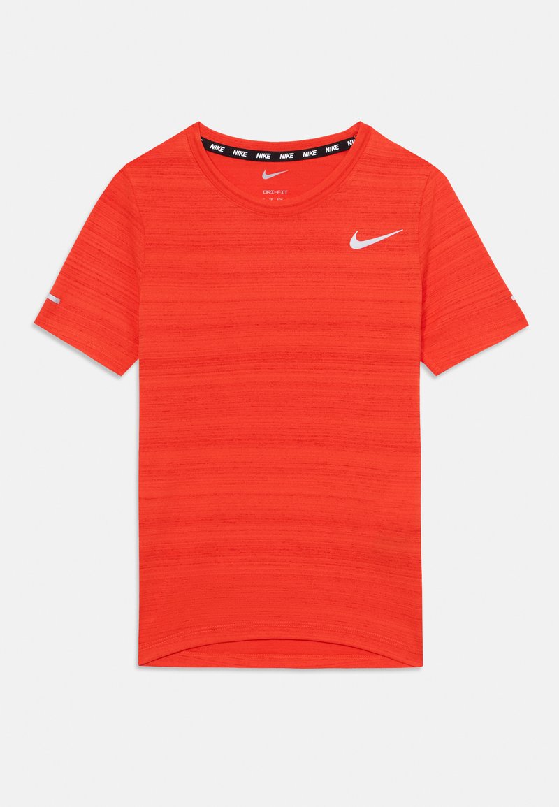 Camiseta deportiva roja hecha de tejido texturizado, con cuello redondo, mangas cortas y un logo blanco en el pecho y la manga.