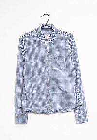 Blau-weiß kariertes Langarmhemd mit Button-Down-Kragen, Brusttasche und Markenpatch, aus einem strukturierten Baumwollmaterial gefertigt.