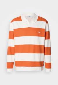 Polo de manga comprida às riscas em laranja e branco, com textura suave, gola clássica e logótipo da marca bordado no peito.