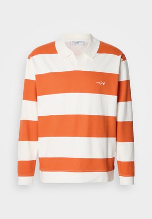 Pruhovaná dlhá polokošeľa v oranžovej a bielej farbe, s jemnou textúrou, klasickým golierom a vyšitým logom značky na hrudi.