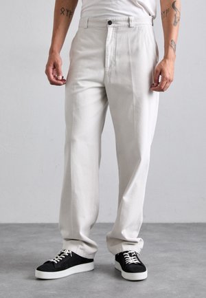 TROUSER - Pantalones - chalk grey