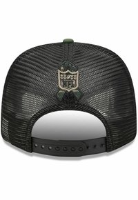 Schwarze Mesh-Snapback-Cap mit einem gestickten NFL-Logo in Beige auf der Rückseite. Der verstellbare Riemen hat fünf Löcher zur Größenanpassung.