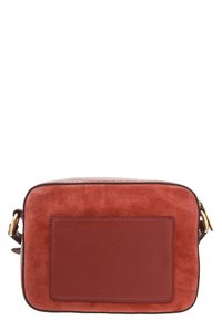 Rechthoekige schoudertas in rode suede met een glad leren paneel, gouden hardwareaccenten en een decoratieve bovenrand. 
