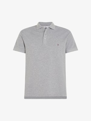 Grå kortermet polo skjorte i bomullsmateriale med kravehals, tre knappelukkinger og liten logo-detalj på venstre bryst.