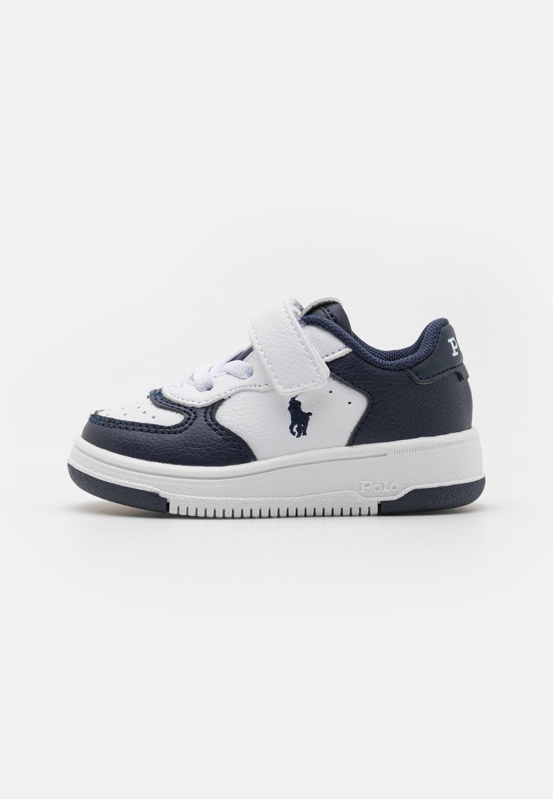 Sneaker in pelle bianca e blu navy, con punta rotonda, fascia in velcro, accenti testurizzati e suola in gomma caratterizzata da un motivo di battistrada.