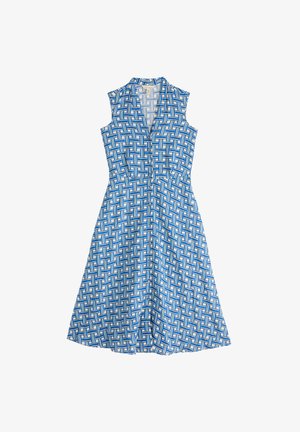 Sukienka bez rękawów z dekoltem w kształcie litery V, z niebiesko-białym geometrycznym wzorem, o długości midi oraz rozkloszowanym fasonie. Wykonana z lekkiego materiału.