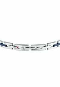 Bracciale in metallo argentato con maglie rettangolari, caratterizzato da un accento in gomma blu e un piccolo rettangolo rosso. La scritta "SECTOR" è incisa su una maglia.