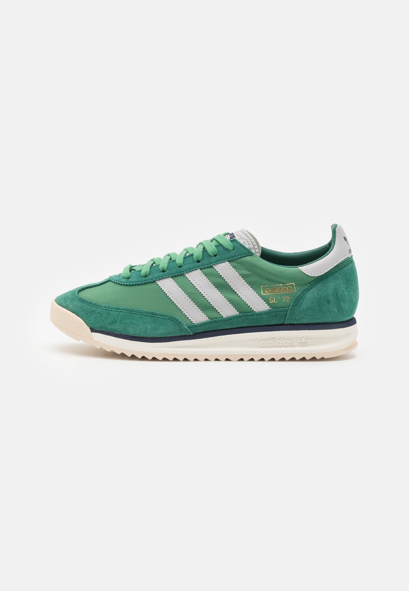 Baskets de sport en daim vert avec des accents gris et trois bandes blanches, dotées d'une semelle crème et du logo "SL '72" sur le côté.
