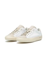 Sneakers bianchi in pelle con accenti in suede beige, dettagli perforati, lacci piatti beige e suola in gomma crema. Logo sul lato.