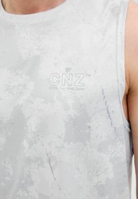 Lys grå ærmeløs atletisk tanktop med et struktureret mønster, lille "CNZ" logo på forsiden og rund halsudskæring.