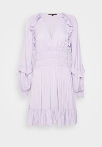 Lila jurk met een diepe V-hals, ruches aan de mouwen en een ingesnoerde taille met een uitlopende, gelaagde rok. Gladde stof met een lichte glans.