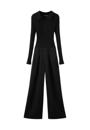 Combinaison noire en maille côtelée à manches longues, pantalon à jambes larges, col boutonné et taille ajustée.