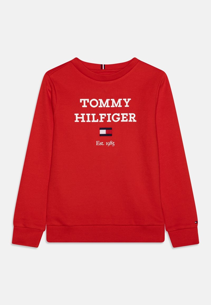 Sudadera roja de algodón, con el texto "TOMMY HILFIGER" en color blanco y un pequeño logotipo de bandera con "Est. 1985" debajo. Puños acanalados.